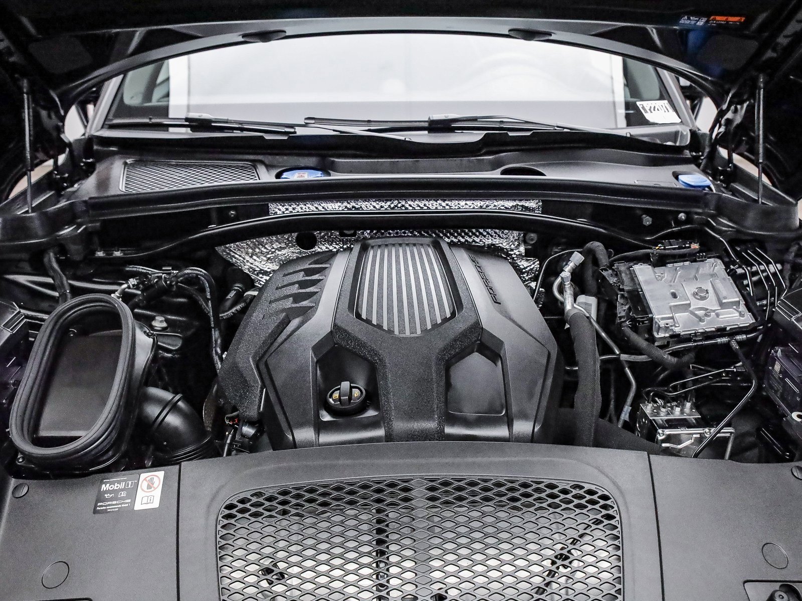 Certified 2025 Porsche Macan image 28