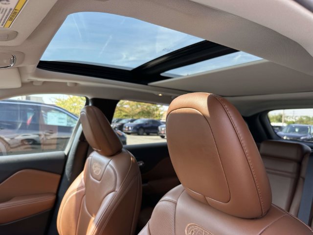 Used 2019 Jeep Cherokee Overland w/ Technology Group AWD/4WD image 14