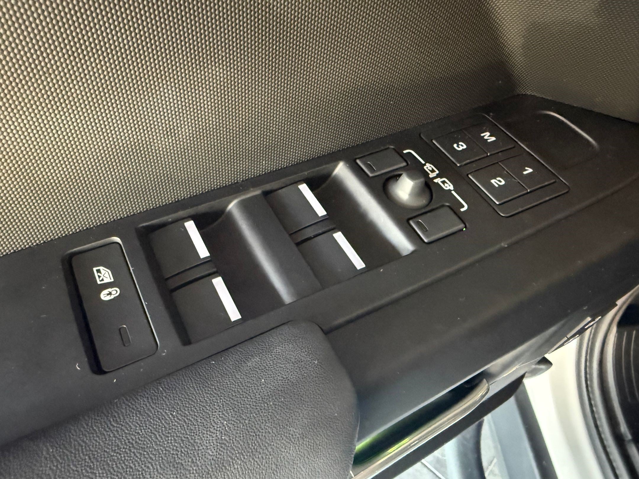 Used 2026 Land Rover Defender 110 X-Dynamic SE AWD/4WD image 13