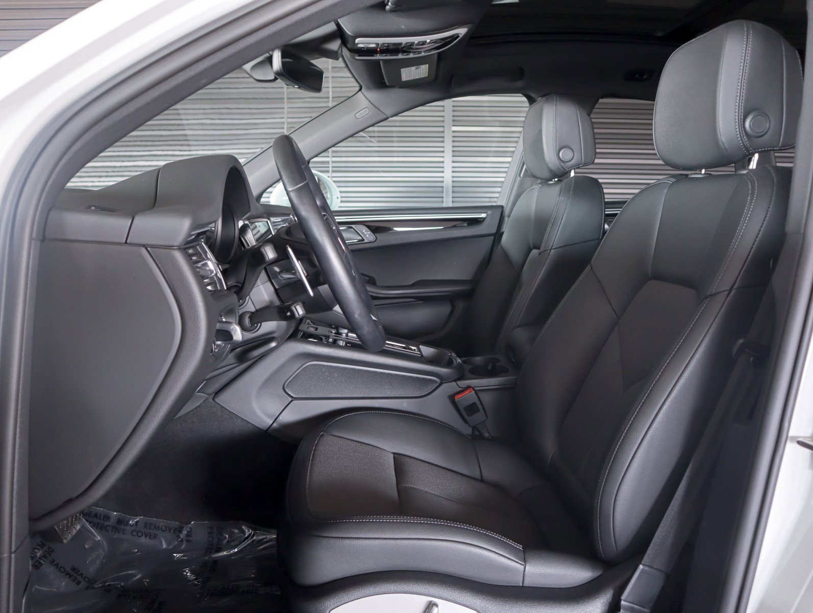 Used 2023 Porsche Macan AWD/4WD image 5