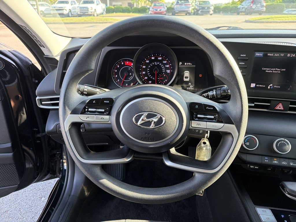 Used 2023 Hyundai Elantra SE FWD image 21