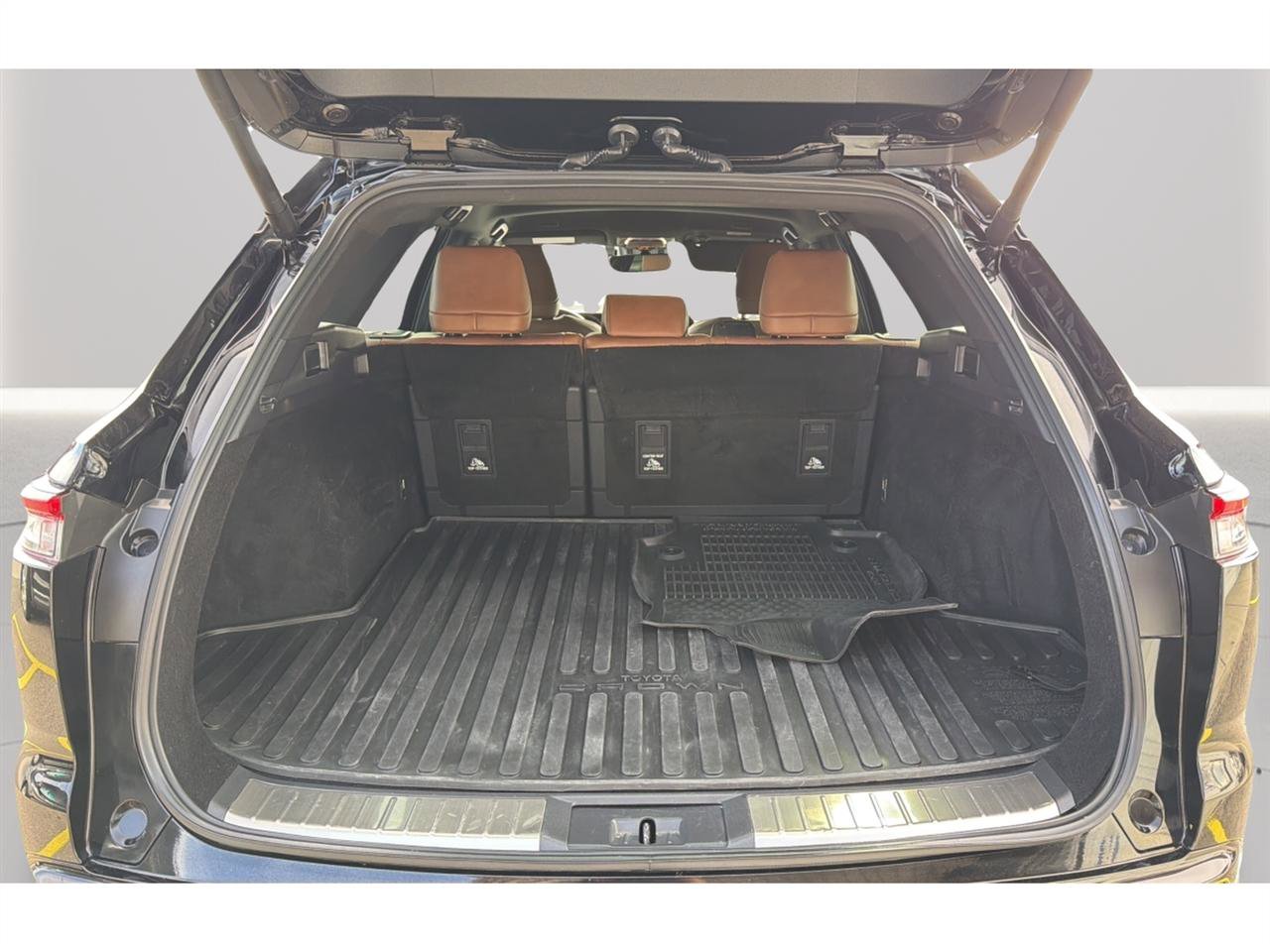 Used 2025 Toyota Crown Signia AWD/4WD image 36
