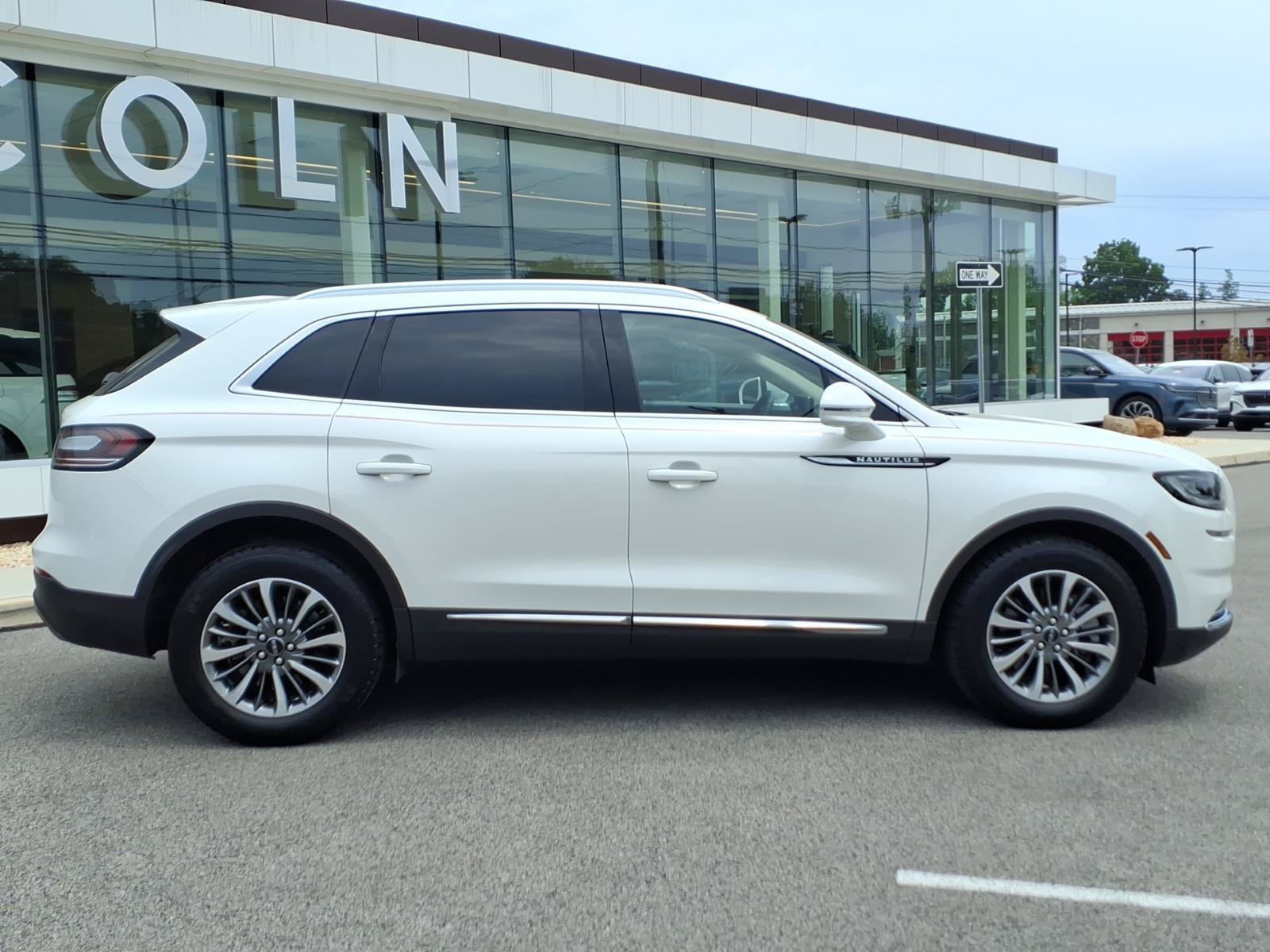Used 2023 Lincoln Nautilus AWD w/ Premium Package image 2