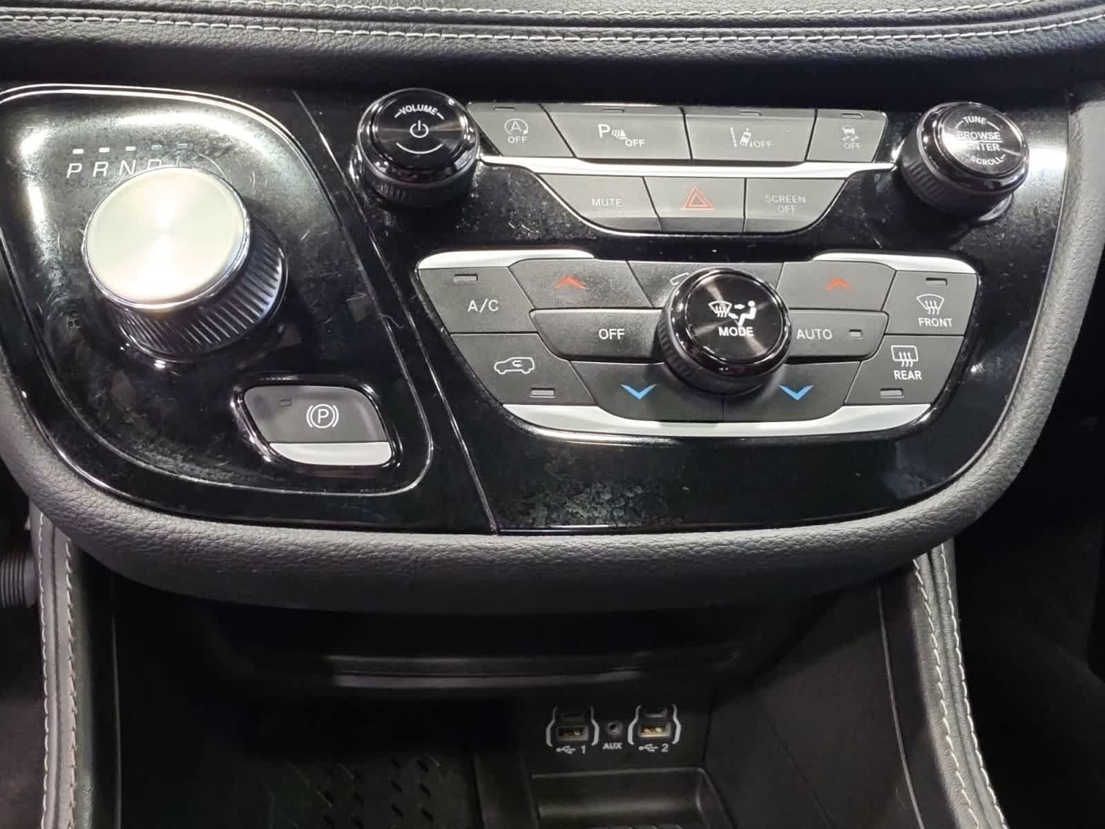 Used 2025 Chrysler Pacifica Limited FWD image 25