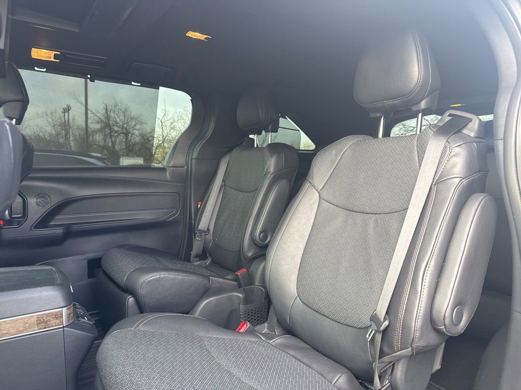 Used 2025 Toyota Sienna Platinum image 14