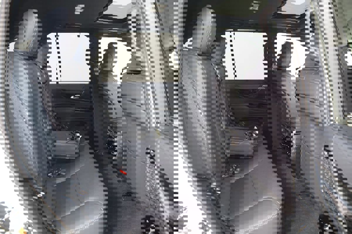 Used 2025 Lexus LX 600 4WD w/ Luxury Package image 16