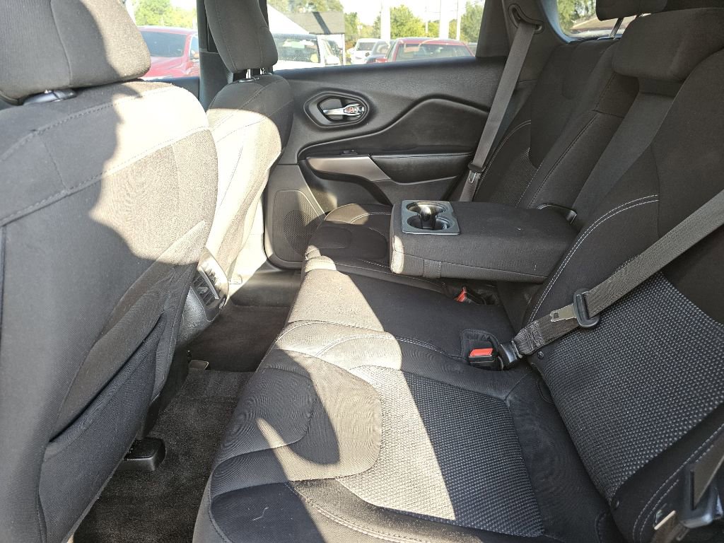 Used 2019 Jeep Cherokee Latitude w/ Popular Appearance Group image 33