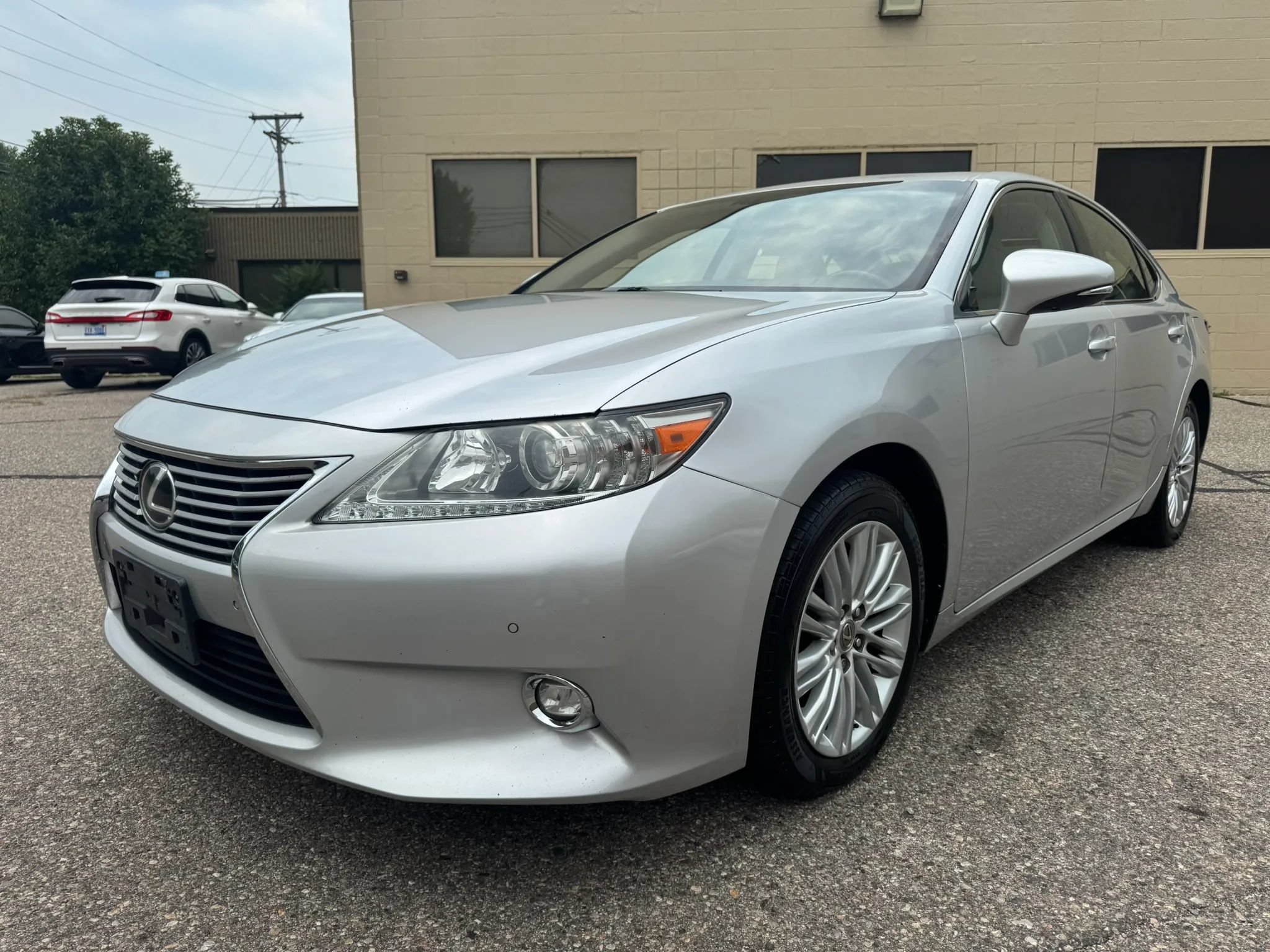 Used 2014 Lexus ES 350 w/ Luxury Package FWD image 3