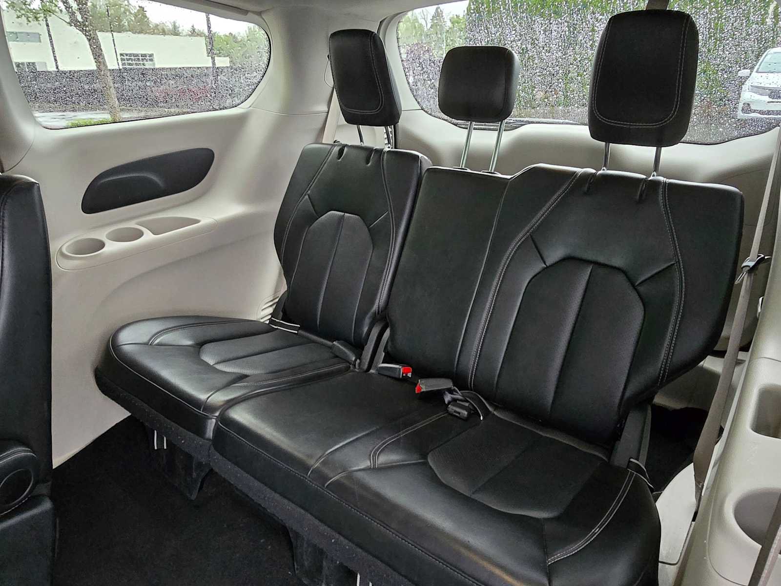 Used 2024 Chrysler Pacifica Touring-L FWD image 18