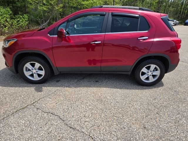 Used 2020 Chevrolet Trax LT w/ Sun & Sound Package AWD/4WD image 2