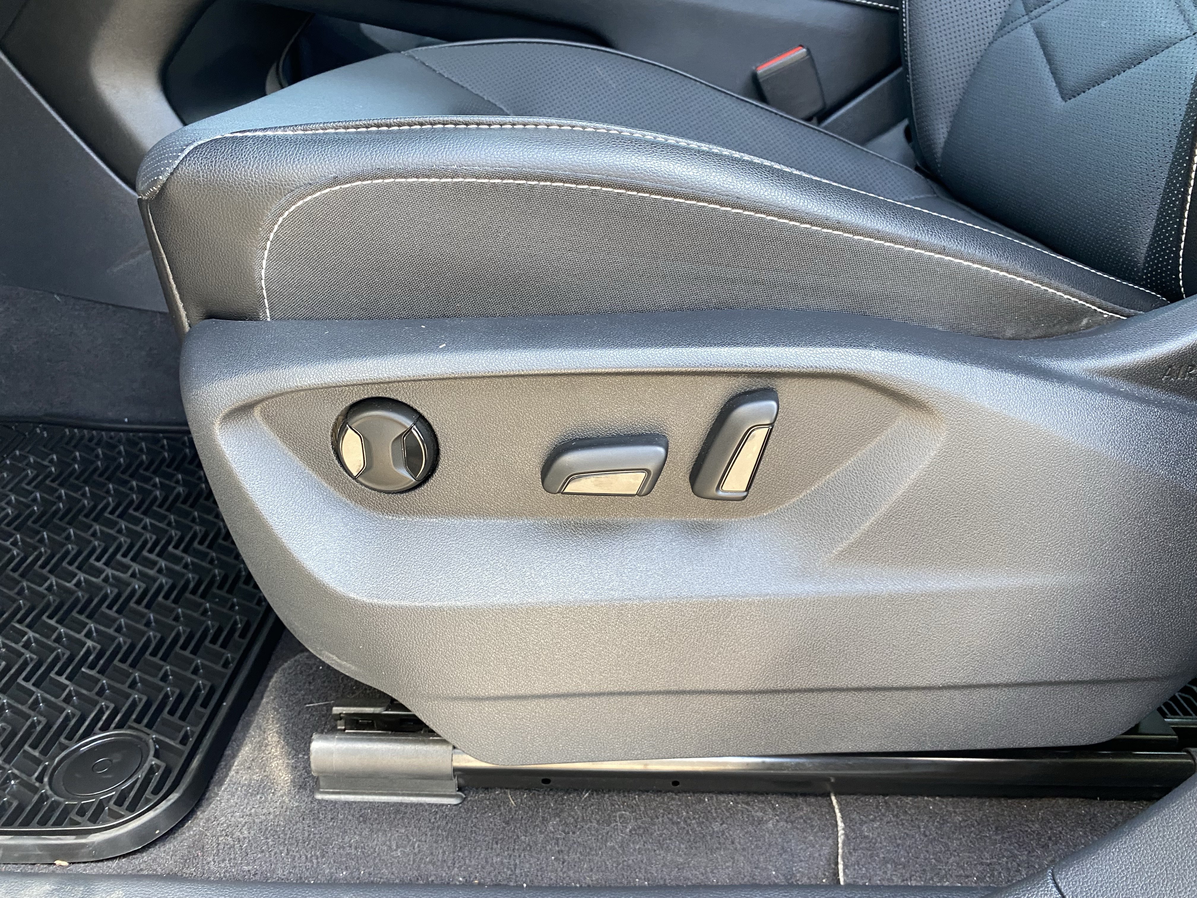 Used 2024 Volkswagen Atlas SE FWD image 24