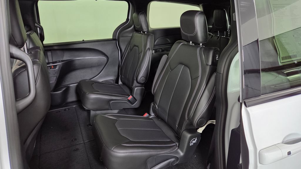 New 2025 Chrysler Pacifica Select w/ Fav Edition Package FWD image 30