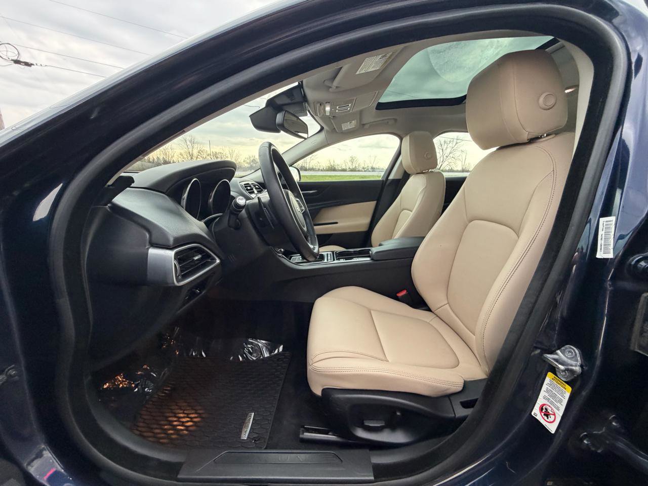 Used 2017 Jaguar XE Premium image 12