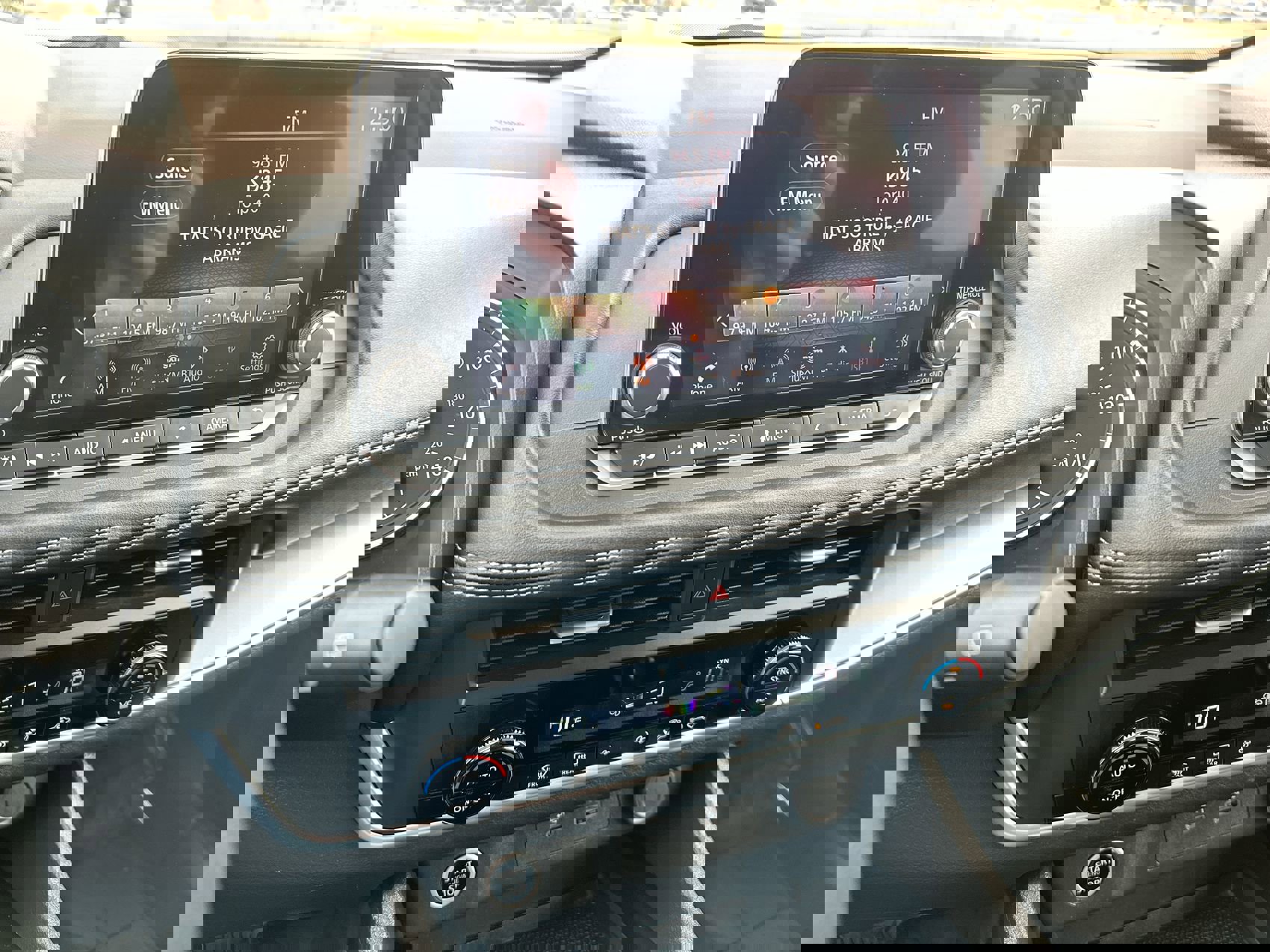 Used 2023 Nissan Rogue SV image 16