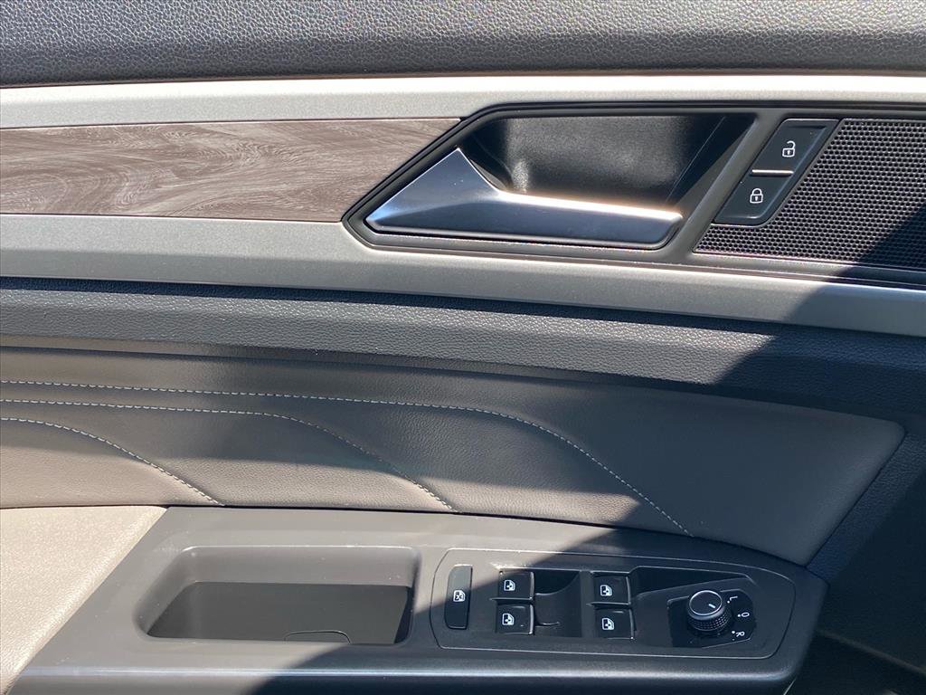 Certified 2023 Volkswagen Atlas Cross Sport SE w/ Panoramic Sunroof Package AWD/4WD image 19