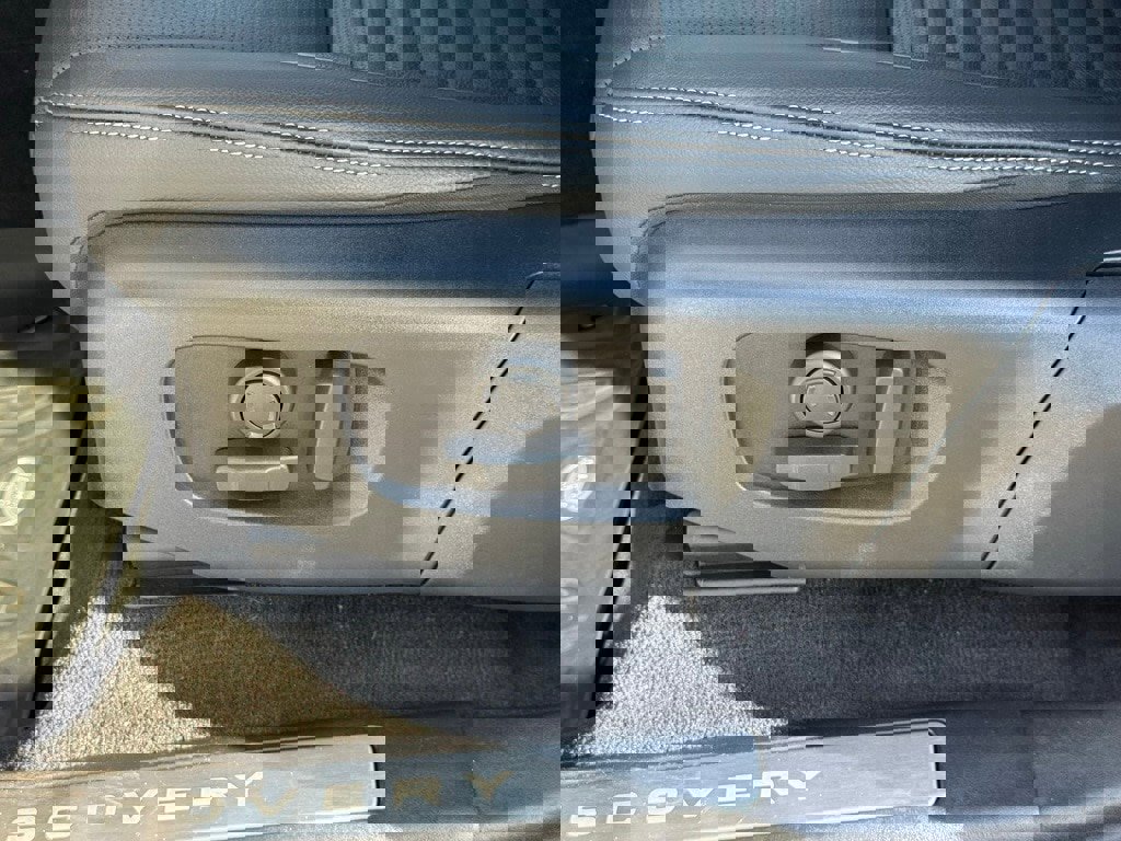 Used 2025 Land Rover Discovery Sport Dynamic SE image 12