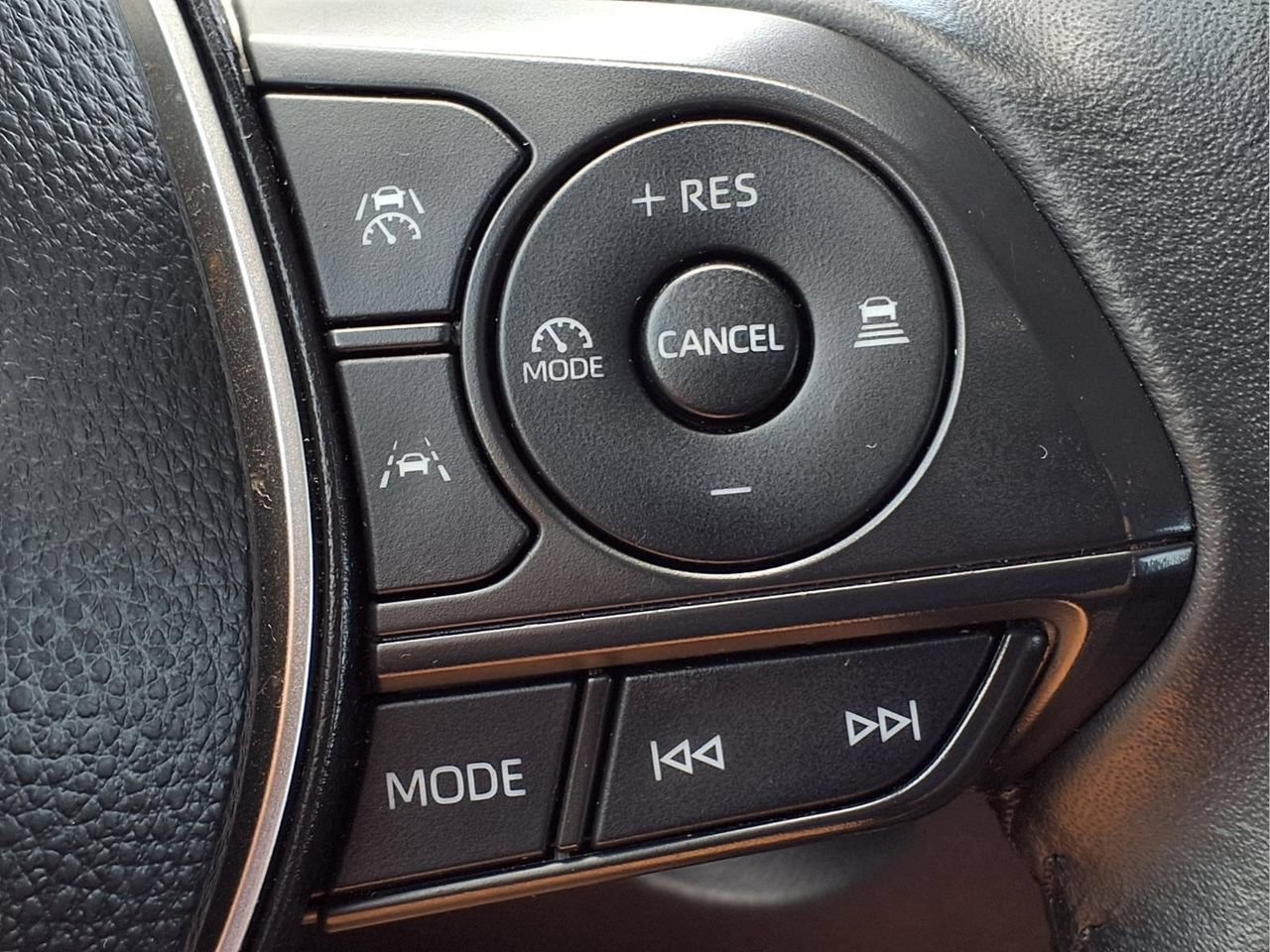 Used 2025 Toyota Corolla Cross XLE FWD image 23