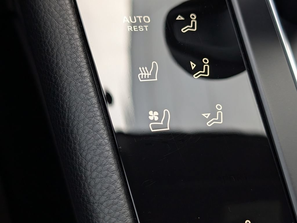 Certified 2025 Porsche Macan AWD/4WD image 17