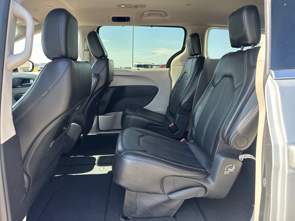 Used 2024 Chrysler Pacifica Touring-L FWD image 15