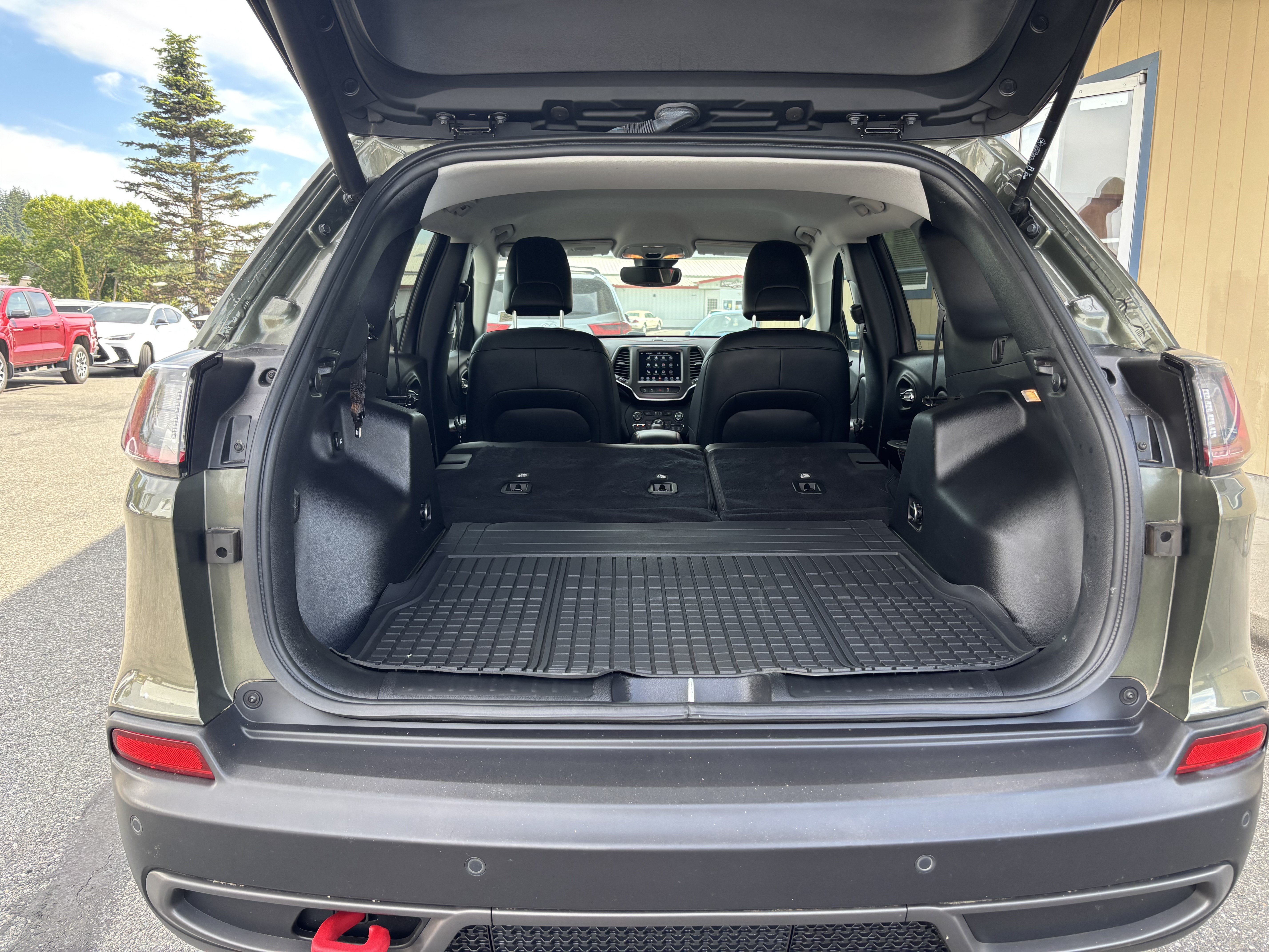 Used 2021 Jeep Cherokee Trailhawk w/ Technology Group AWD/4WD image 28