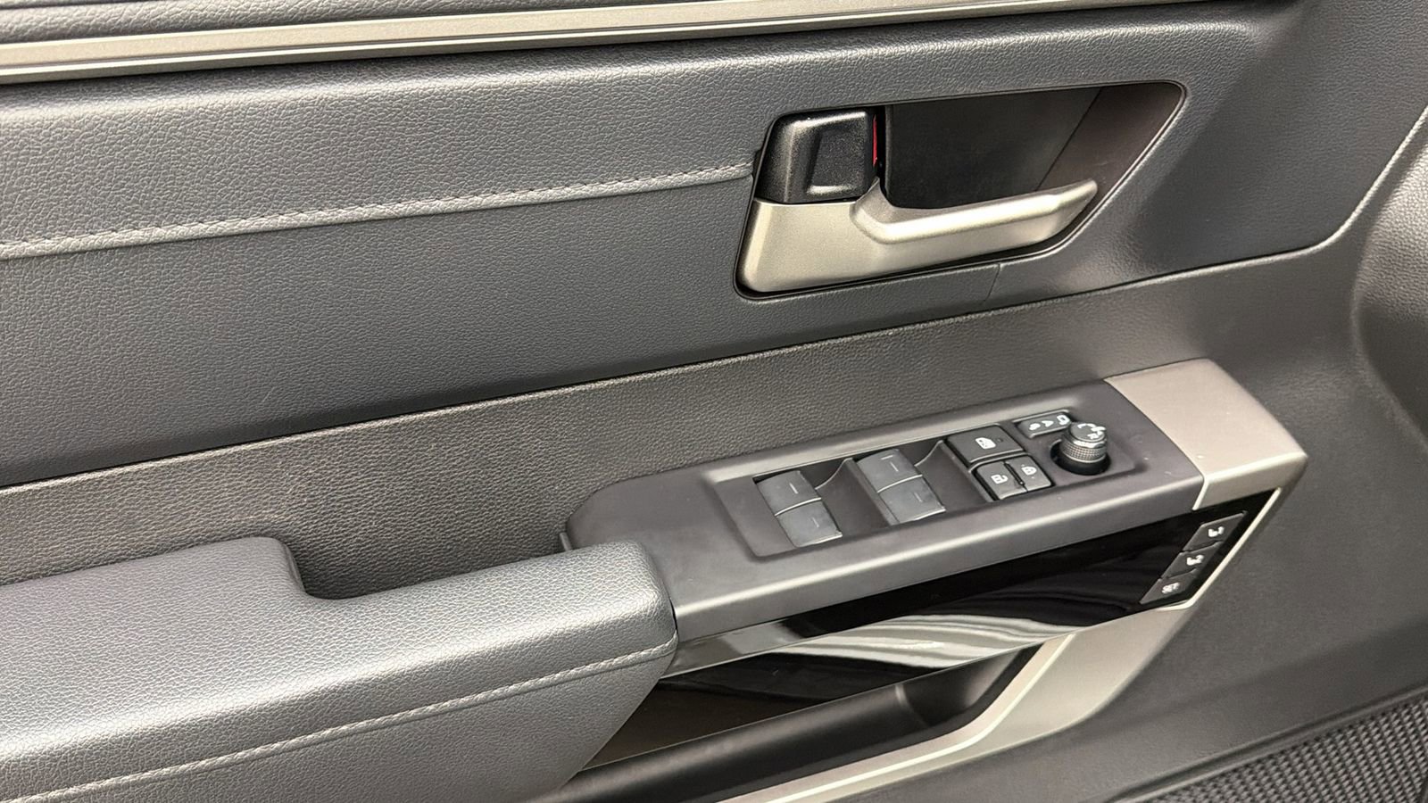 Used 2024 Toyota Tundra Limited image 31