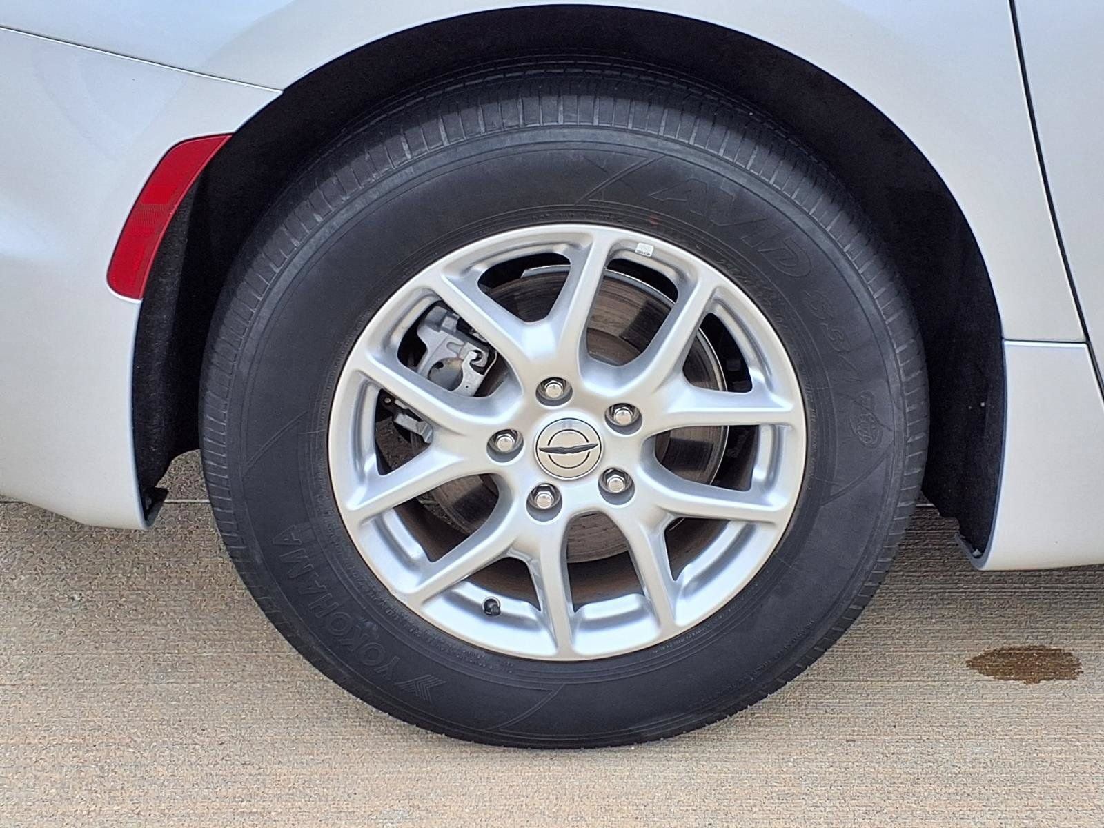 Used 2024 Chrysler Pacifica Touring-L FWD image 25