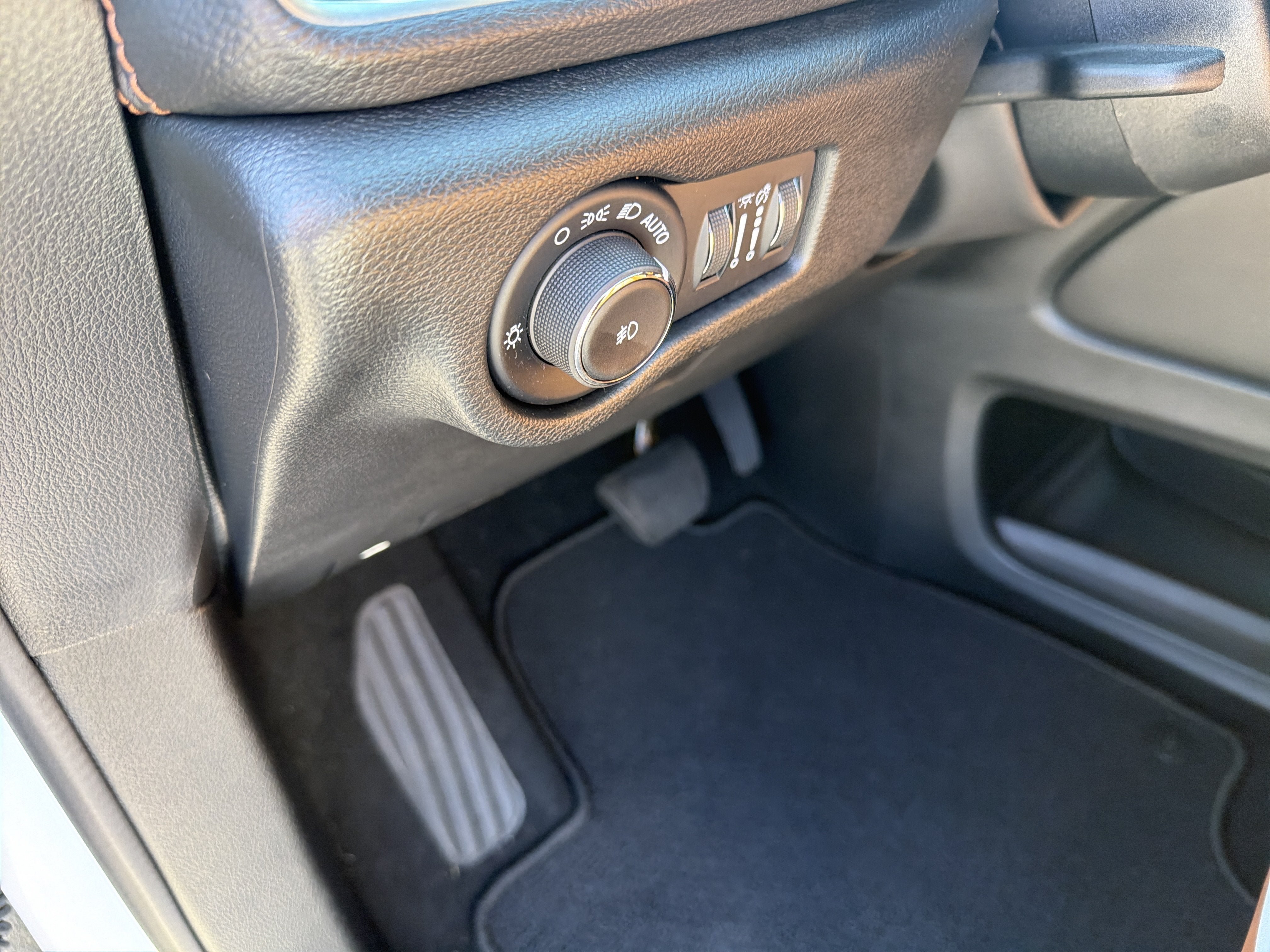 Used 2025 Chrysler Pacifica Pinnacle FWD image 31