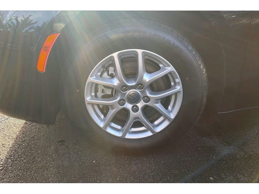 Used 2023 Chrysler Voyager LX image 4