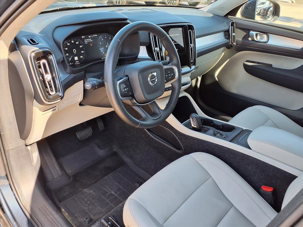 Used 2021 Volvo XC40 T4 Momentum w/ Protection Package Premier image 19