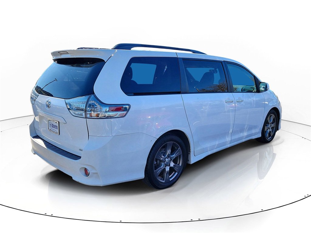 Used 2017 Toyota Sienna SE image 4