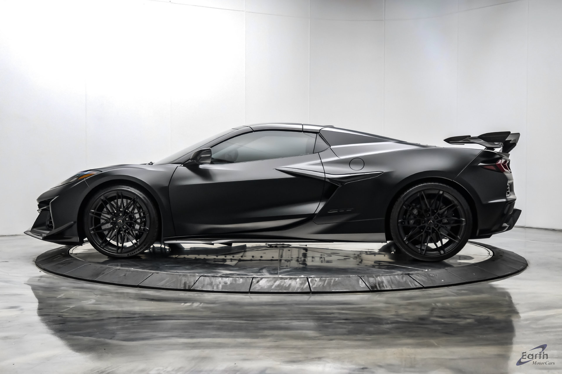 Used 2024 Chevrolet Corvette Z06 w/ Z07 Performance Package RWD image 9