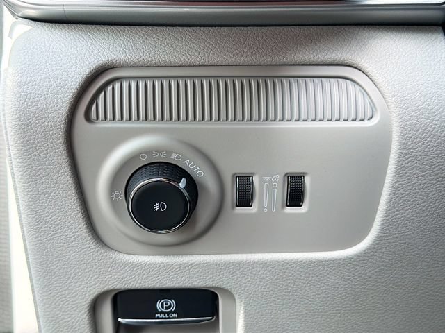 Used 2025 Jeep Wagoneer 4WD image 11