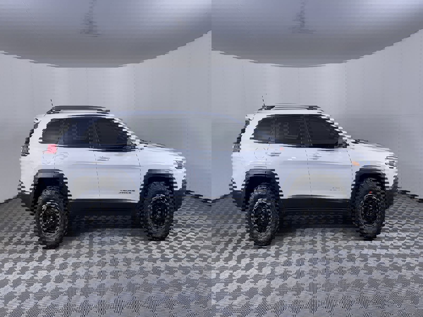 Used 2019 Jeep Cherokee Trailhawk image 10