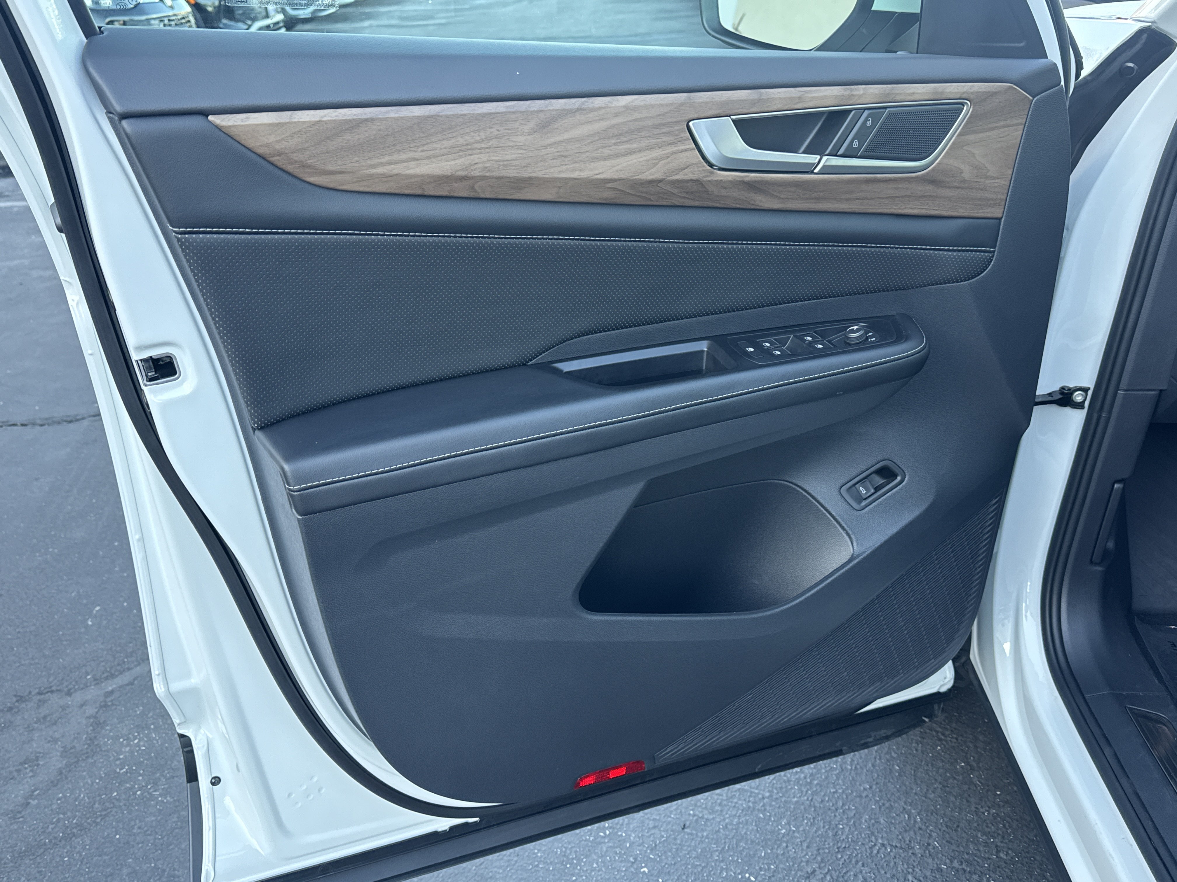 Used 2026 Volkswagen Atlas SE FWD image 13