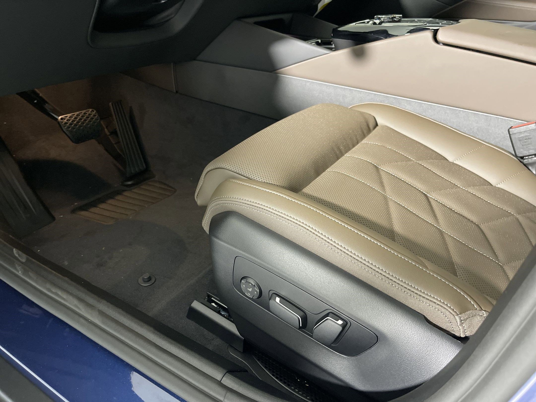 Used 2026 BMW 530i xDrive w/ Executive Package image 12