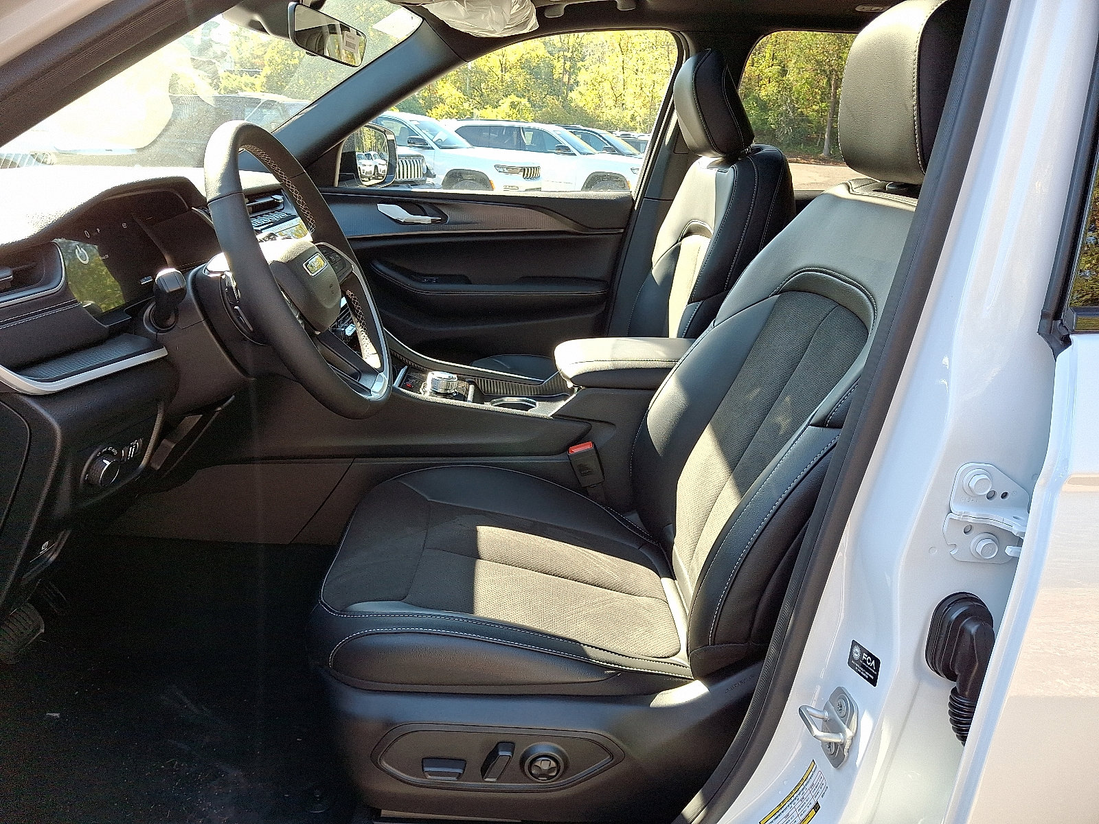 New 2025 Jeep Grand Cherokee Altitude image 9