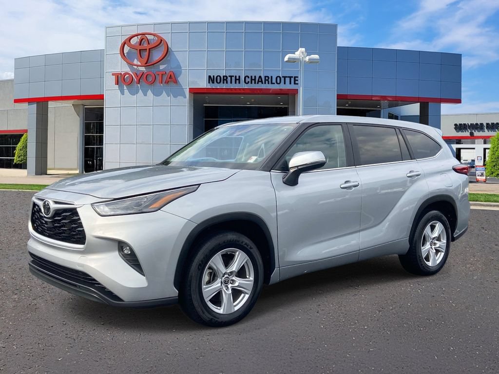 Used 2023 Toyota Highlander LE FWD image 5