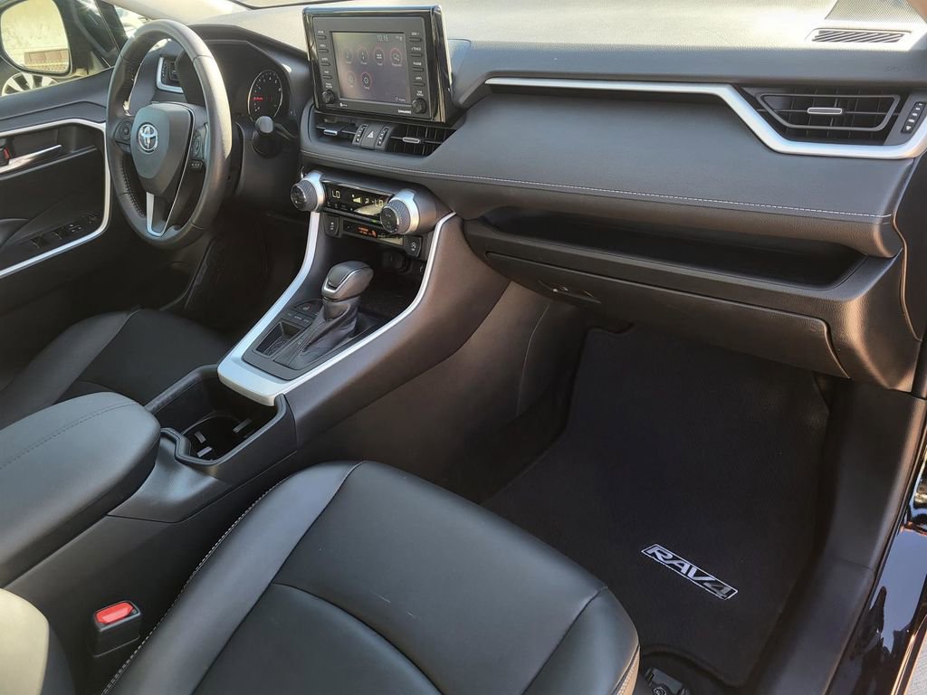 Used 2022 Toyota RAV4 XLE Premium image 8