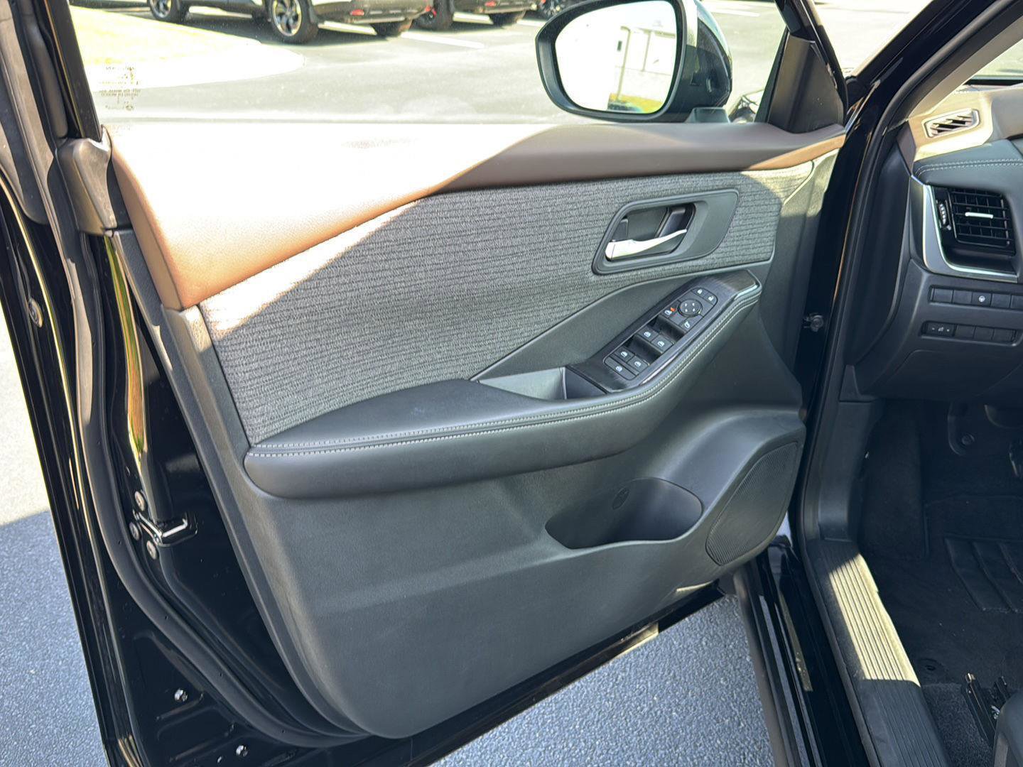 Used 2022 Nissan Rogue SV image 14