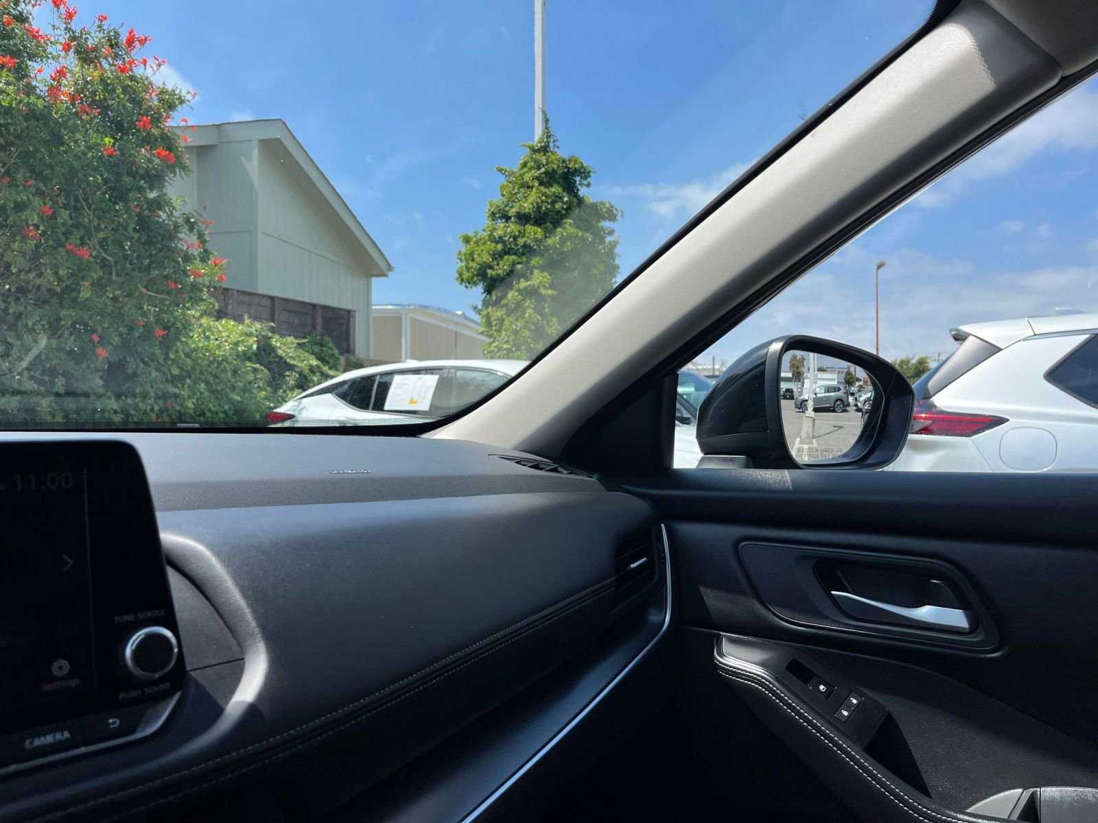 Used 2025 Nissan Rogue SV FWD image 37