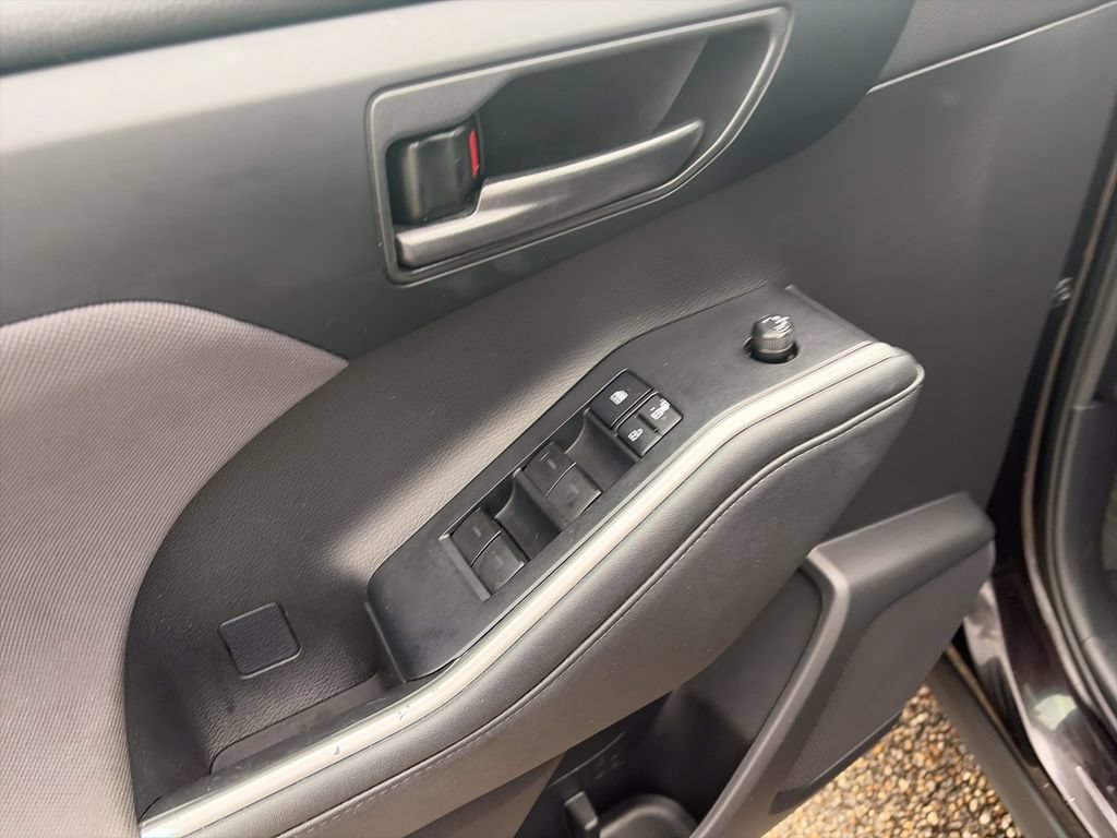 Used 2021 Toyota Highlander L FWD image 18