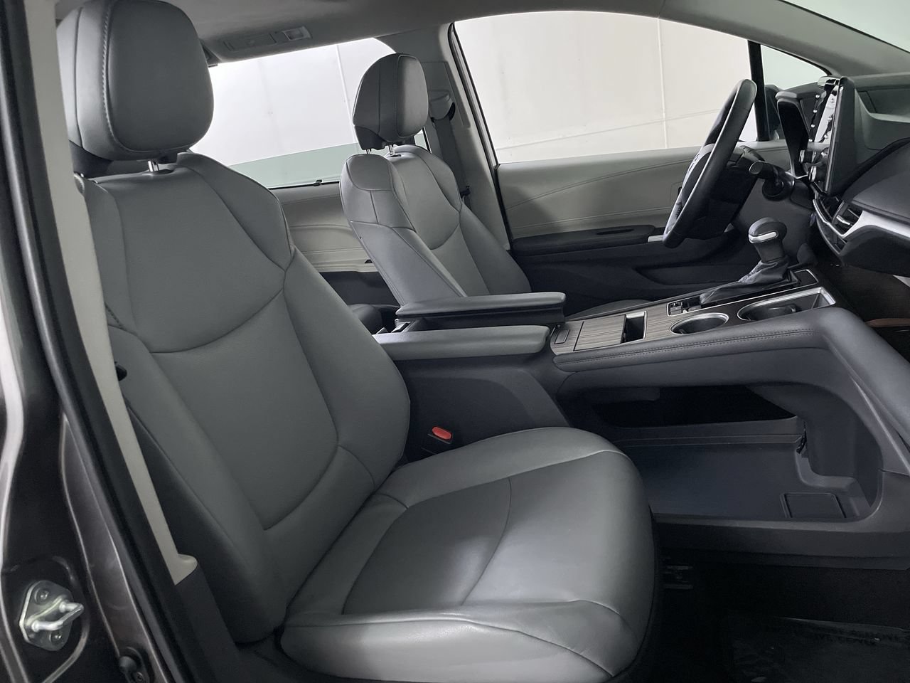 Used 2022 Toyota Sienna XLE FWD image 24