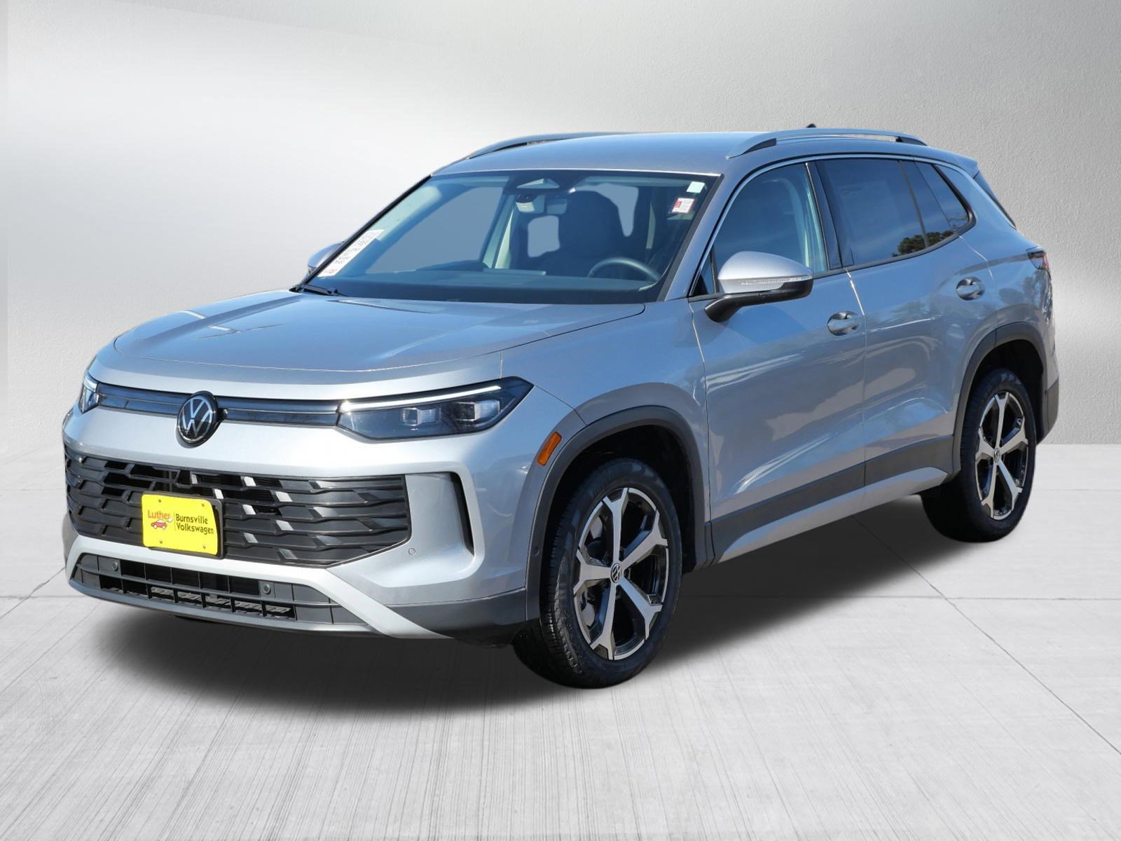 Certified 2025 Volkswagen Tiguan SE image 3