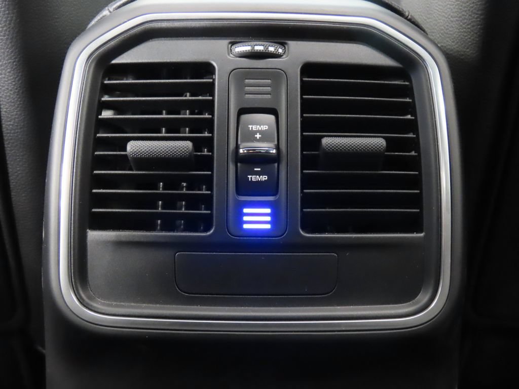Certified 2025 Porsche Macan AWD/4WD image 32