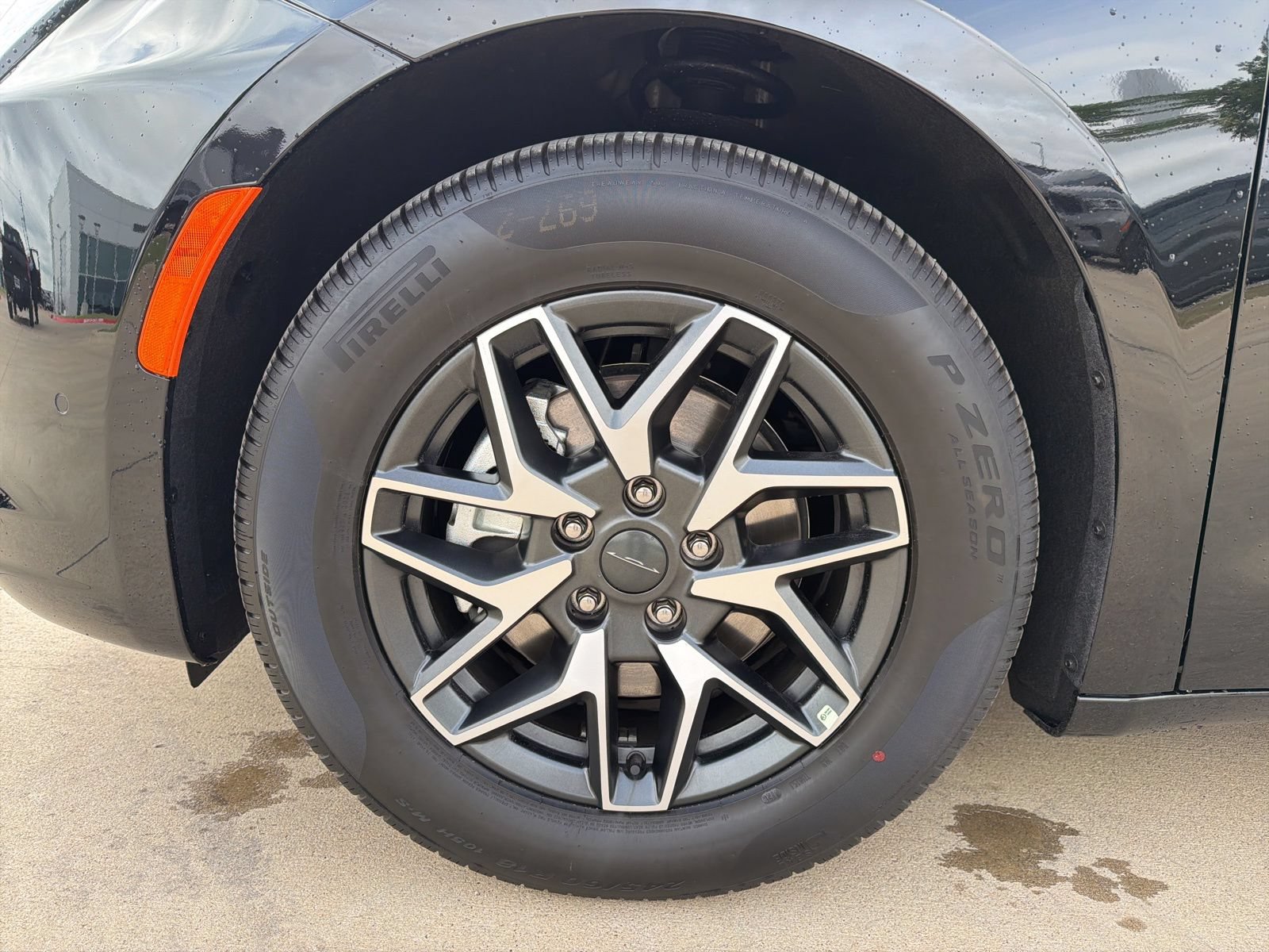 New 2027 Chrysler Pacifica Limited FWD image 10