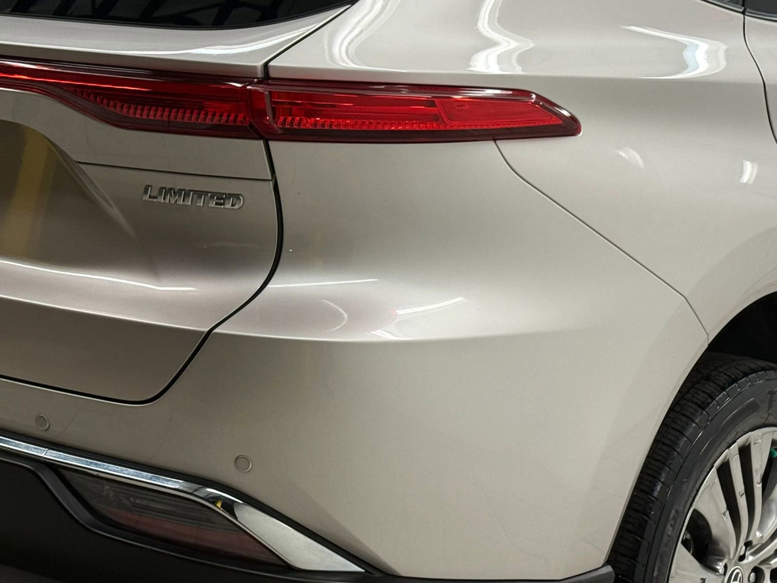 Used 2023 Toyota Venza Limited image 10