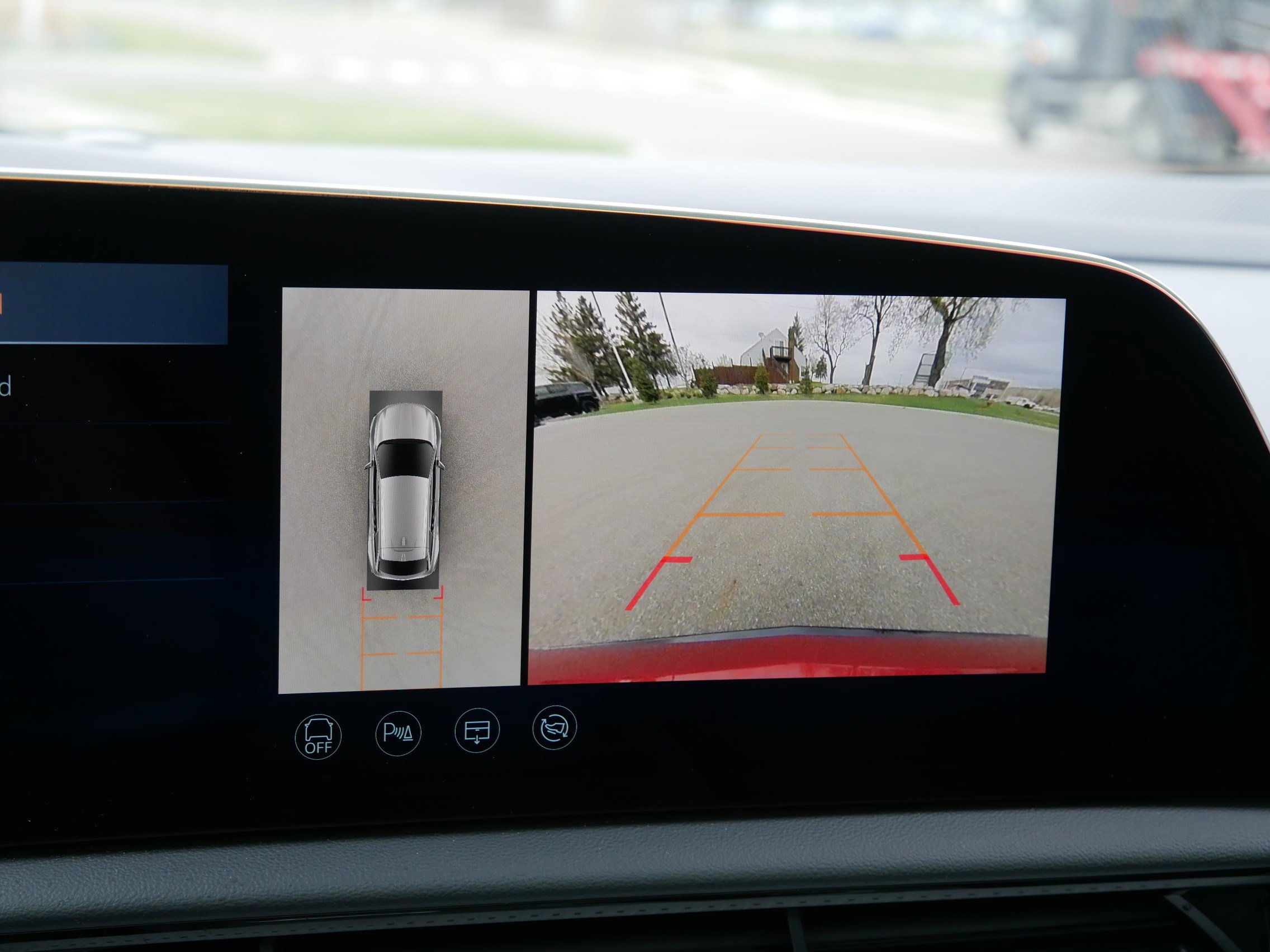 Certified 2025 Cadillac Optiq Sport 2 w/ LPO, Floor Liner Package AWD/4WD image 26