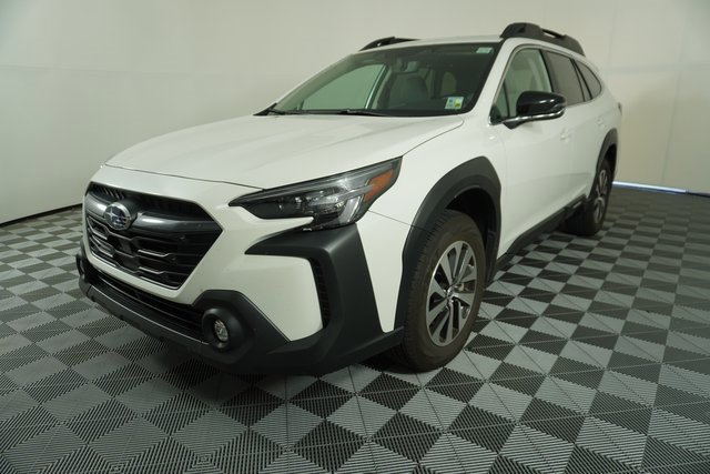 Used 2025 Subaru Outback Premium image 3