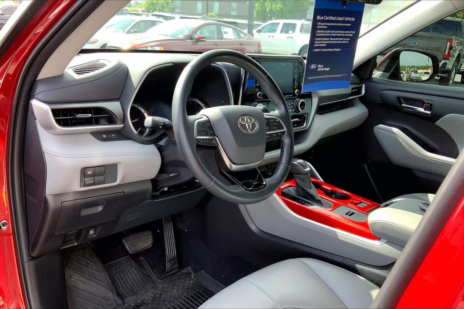 Used 2021 Toyota Highlander XLE FWD image 18