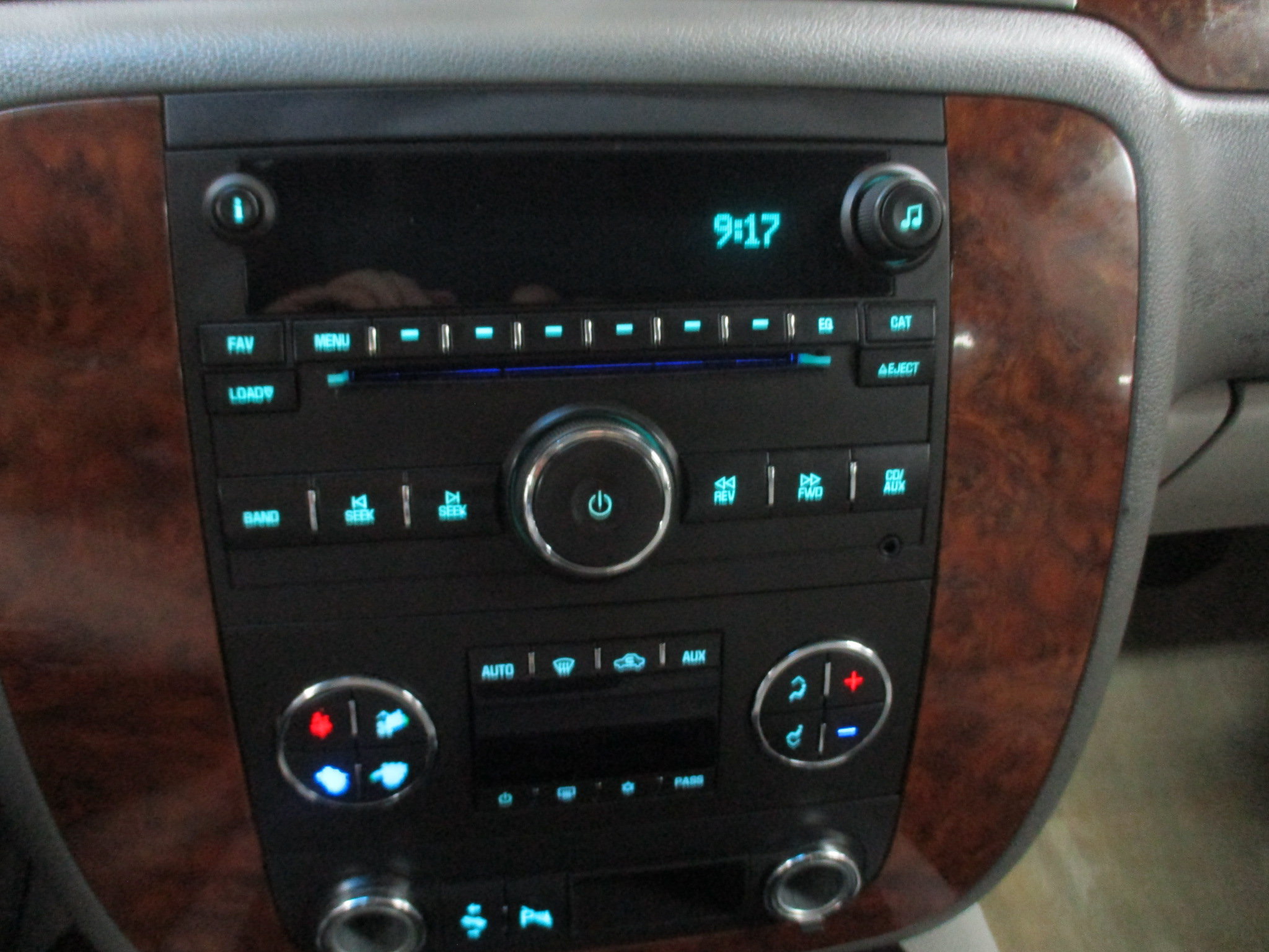 Used 2007 Chevrolet Suburban 2500 LT w/ LT Preferred Equipment Group AWD/4WD image 27